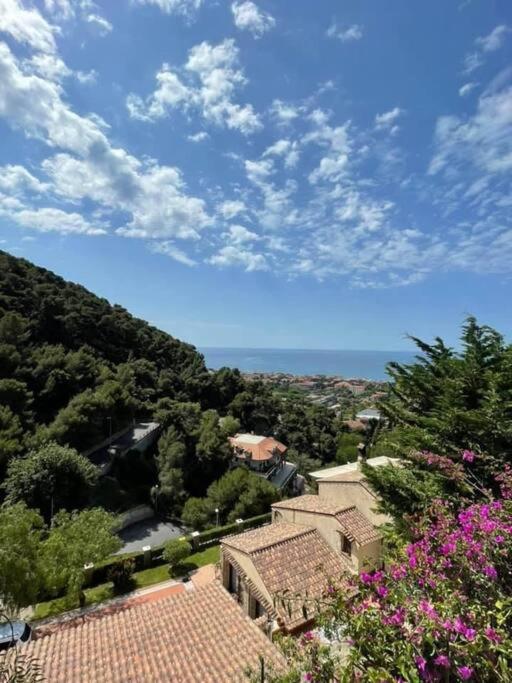 Casa Vacanze Luna 2 Vallecrosia Exterior foto