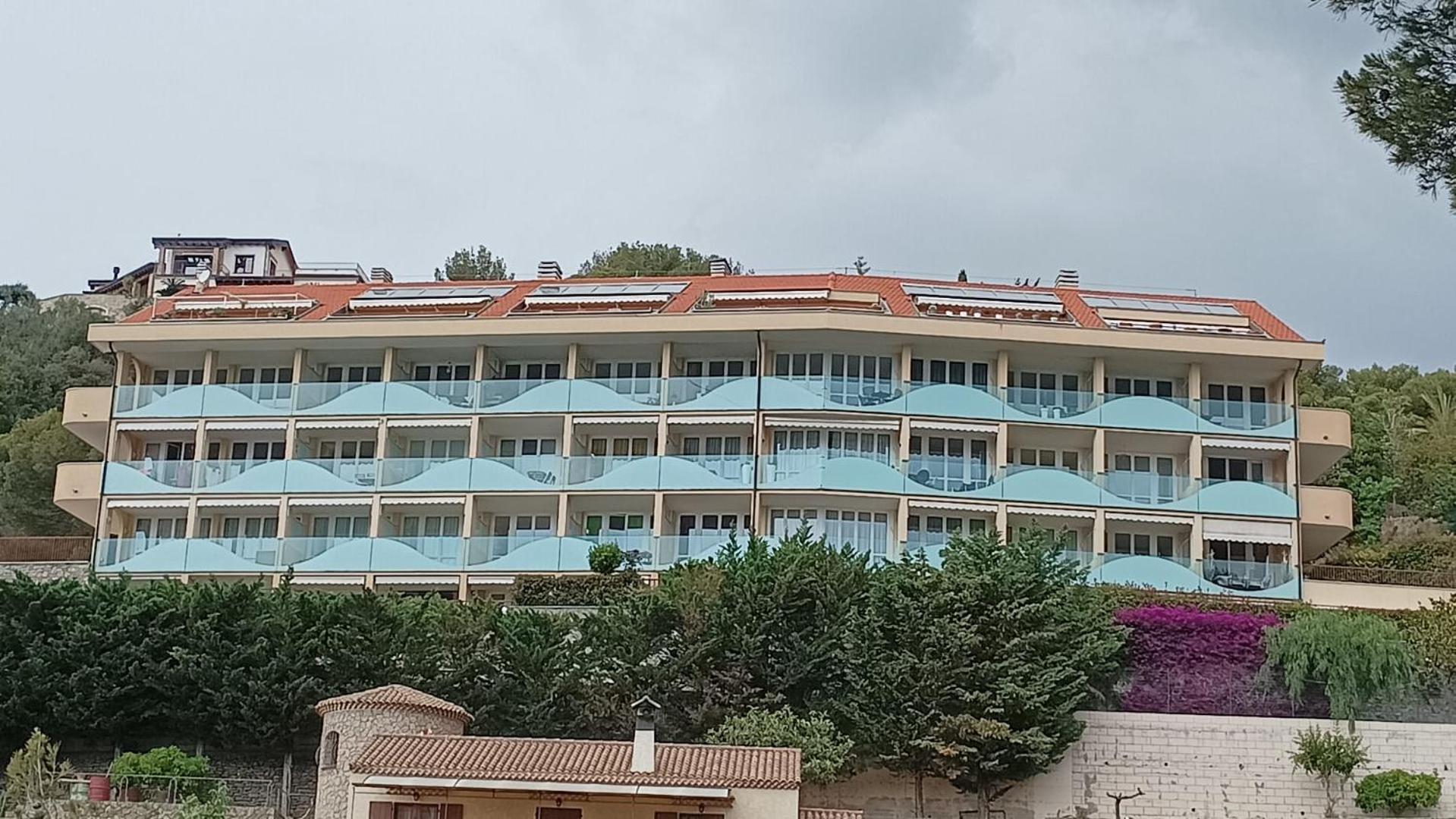 Casa Vacanze Luna 2 Vallecrosia Exterior foto